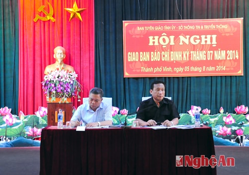 Các đồng chí Lê Bá Hùng và Hồ Quang Thành chủ trì buổi giao ban.