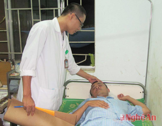 Bác sỹ Phan Sỹ Thái đang kiểm tra các vết thương tại vùng mặt của ông Lưu Nhật Thành.