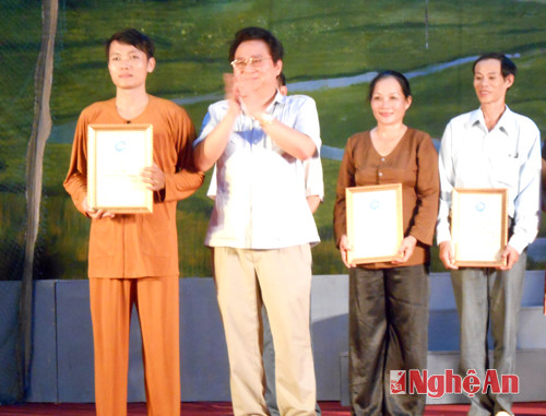 Ông Hồ Mậu Thanh, GĐ Sở VHTT&DL trao giải Nhất cho CLB xã Phúc Thành.