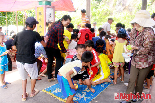 Và sau đó, trẻ con, người lớn cùng sôi động tranh nhau cướp lộc