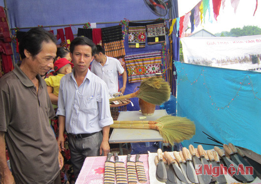 Sản phẩm nghề rèn của đồng bào Mông tại Hội chợ hàng địa phương huyện Tương Dương.