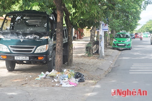 Những đống rác nhỏ trên các tuyến phố chính của TP.Vinh gây phản cảm (ảnh chụp trên đường Lê Hồng Phong lúc 16h ngày 6/8).