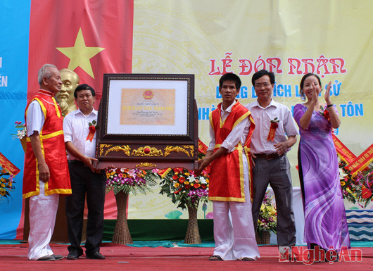 Lãnh đạo Sở Văn Hóa- Thể Thao và Du lịch Nghệ An, trao bằng công nhận di tích cho đại diện chính quyền xã  Hưng Đạo và dòng họ.