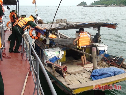 Tàu biên phòng cập mạn, hộ tống tàu bị nạn vào bờ