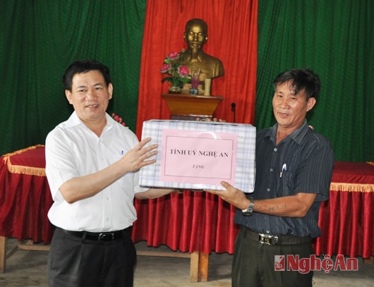 Bí thư Tỉnh ủy tặng quà xóm Đông Hưng, xã Nghĩa Mỹ.
