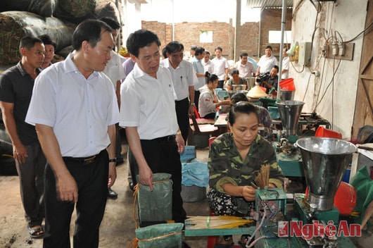 Thăm cơ sở sản xuất hương Phúc Hòa.