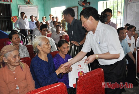 Tặng quà các hộ nghèo, hộ khó khăn xã Nghĩa Mỹ.
