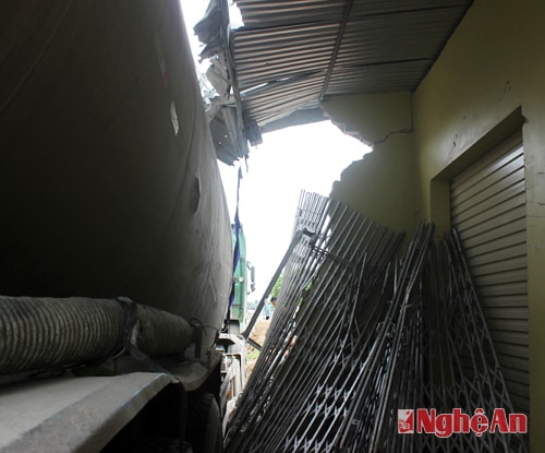 Cánh cửa, mái tôn, tường nhà bị hư hỏng nặng