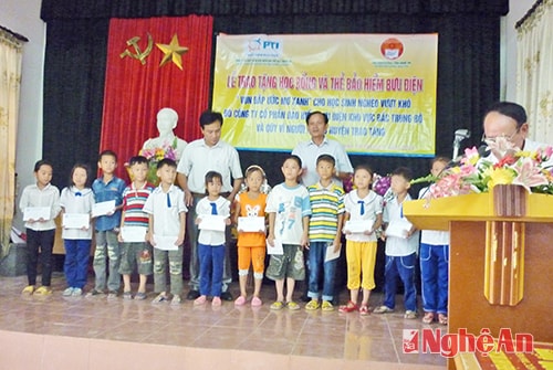 Ảnh trao quà khuyến học