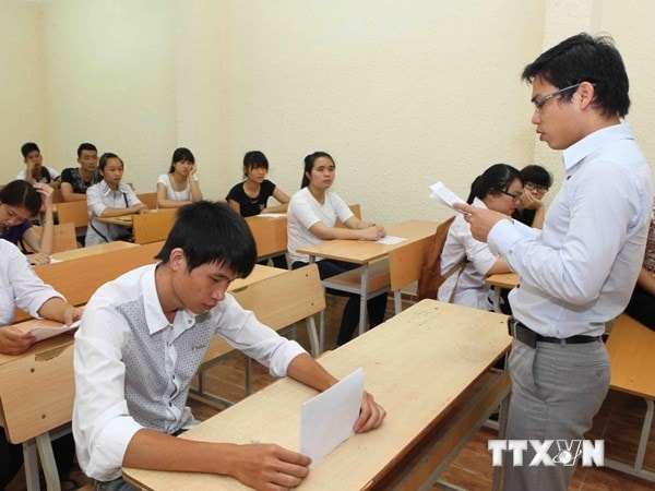 Thí sinh nghe phổ biến quy chế thi. Ảnh minh họa: TTXVN