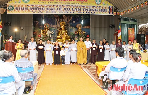 Các hộ nghèo nhận quà từ thiện tại chùa Thuần Hậu ( Yên Thành)