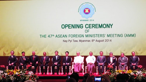 Tổng thống Myanmar Thein Sein (giữa) cùng ngoại trưởng 10 nước và Tổng thư ký ASEAN Lê Lương Minh (bìa phải) tại lễ khai mạc AMM thứ 47. Ảnh: TNO