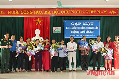 UBND phường trao quà cho các gia đình CBCS