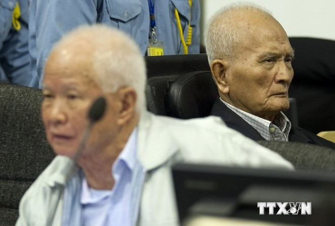 Bị cáo Khieu Samphan (trái) và Nuon Chea tại phiên tòa. (Nguồn: AFP/TTXVN)