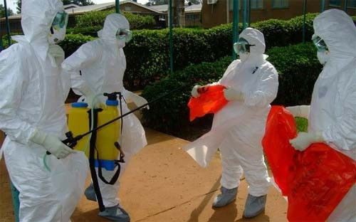 Nhân viên WHO trong trang phục bảo hiểm chuẩn bị vào bệnh viện Kagadi ở Uganda, nơi bệnh sốt Ebola bùng phát - Ảnh: TTXVN.