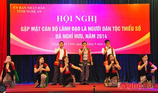 Tiết mục văn nghệ chào mừng Hội nghị do CBNV Ban Dân tộc tỉnh biểu diễn