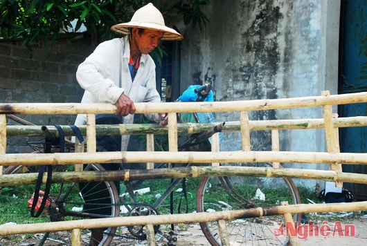 Ông Lam (xóm 6, Nghi Liên) đưa thang đi bán.