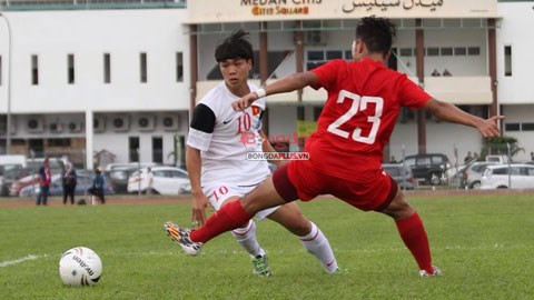 Công Phượng đi bóng qua hậu vệ Singapore trong trận đấu ở Brunei (Nguồn: Báo Bóng đá)