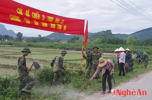 Cán bộ, chiến sỹ Trung đoàn 335, Sư đoàn 324 cùng dân nâng cấp đường GTNT ở xã Tường Sơn (Anh Sơn).