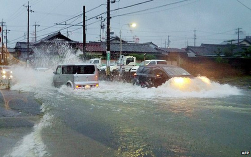 Đường phố ngập nước do ảnh hưởng siêu bão (ảnh: AFP)