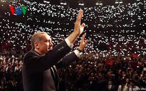 Thủ tướng Erdogan đang đi vận động 