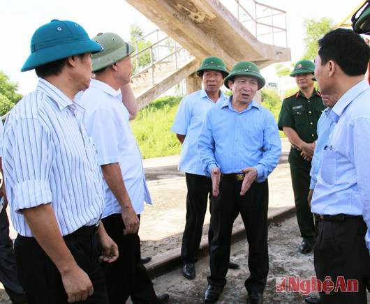 Đồng chí Đinh Viết Hồng - Phó Chủ tịch tỉnh  kiểm tra công tác phòng, chống bão ở hồ Vực Mấu, tháng 7/2014. Ảnh: A.N