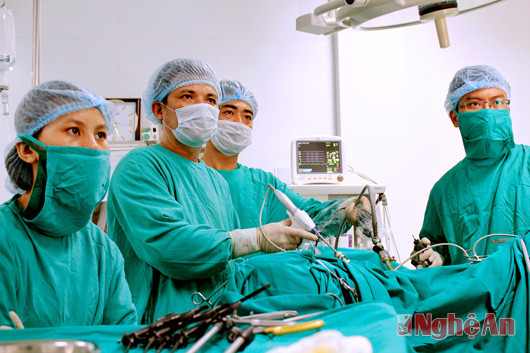 Phẫu thuật nội soi tại Bệnh viện Ung bướu Nghệ An. Ảnh: Từ Thành