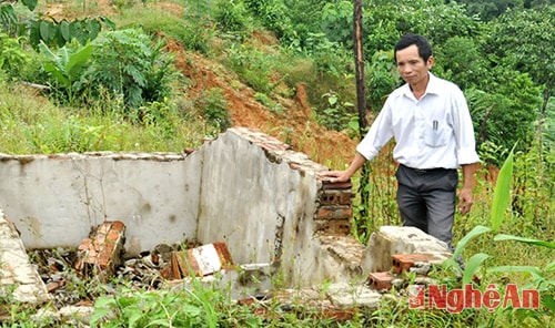 Đất sạt lở gây đổ sập một công trình phụ ở bản TĐC Pù Khoóng, xã Đồng Văn.