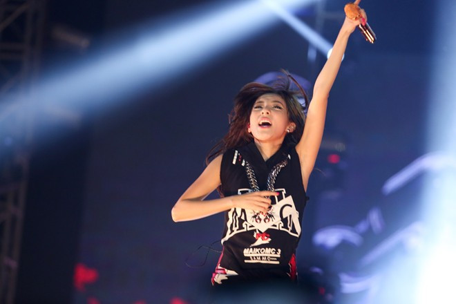 Ngoài giọng hát, 2NE1 còn biết đến với khả năng nhảy của mình.