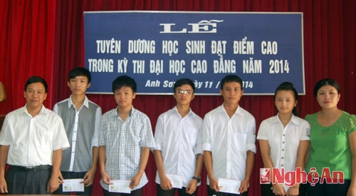 Trao thưởng cho các em đậu đại học đạt điểm cao