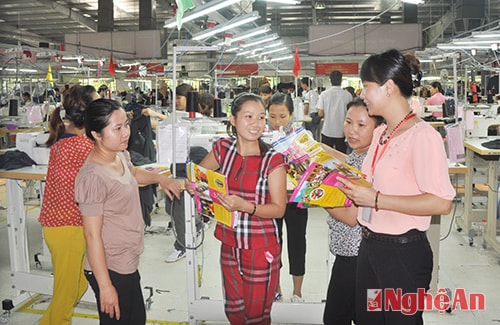 Truyền thông tư vấn các biện pháp tránh thai qua tờ rơi cho công nhân khu công nghiệp Bắc Vinh.  Ảnh: Thành Hưng