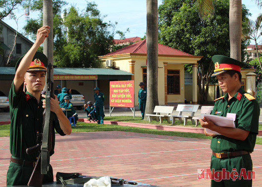 Phần thi thực hành tháo, lắp súng tiểu liên AK.