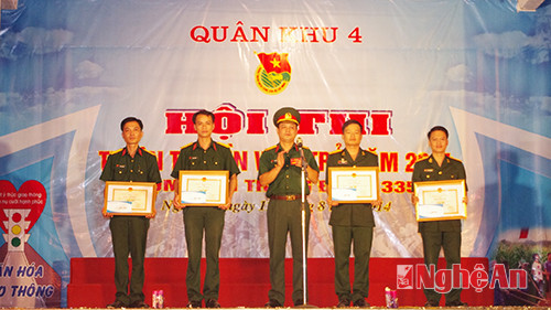 Đại tá Nguyễn Văn Bạo trao thưởng cho các đội đạt giải.