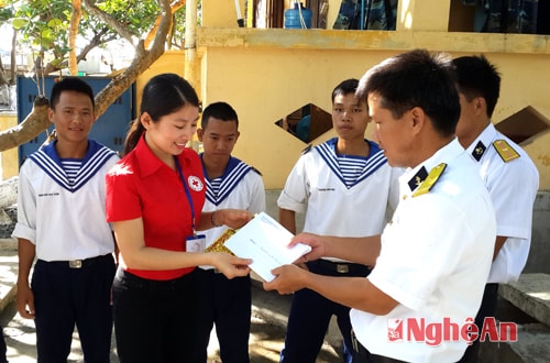 Lãnh đạo Hội CTĐ tỉnh tặng quà cán bộ, chiến sỹ đảo Trường Sa. Ảnh: Nguyên Khoa