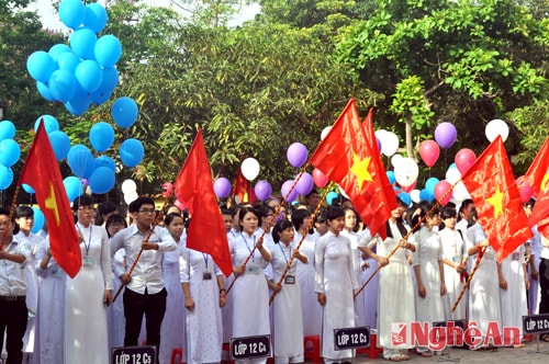 Học sinh Trường THPT chuyên Phan Bội Châu trong ngày hội trường năm học 2013 - 2014.