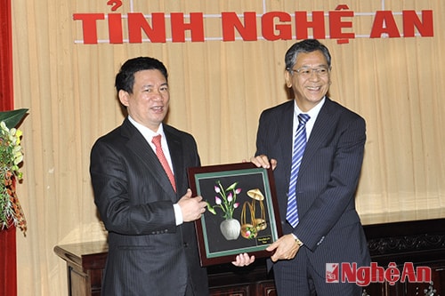 Đồng chí Hồ Đức Phớc tặng hoa cho ngài đại sứ