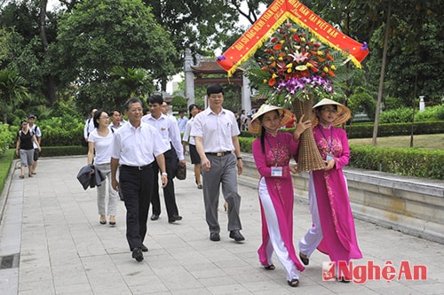 Đoàn đến dâng hoa tưởng niệm tại khu di tích Kim Liên