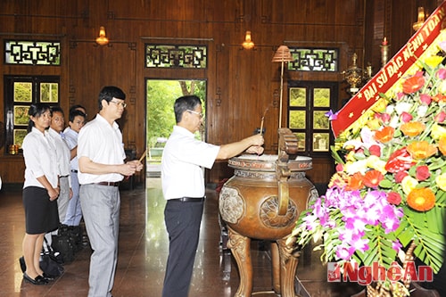 Đoàn dâng hương tưởng niệm Chủ tịch Hồ Chí Minh