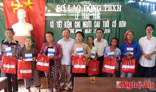 Đồng chí Nguyễn Đăng Dương - Phó Giám đốc Sở (người thứ tư từ bên phải sang) cùng Đoàn công tác trao tặng sổ tiết kiệm cho người cao tuổi cô đơn
