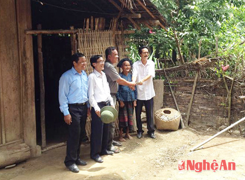 Đồng chí Nguyễn Đăng Dương, Phó Giám đốc Sở cùng Đoàn công tác  trao tặng tiền hỗ trợ sửa chữa nhà ở cho gia đình bà Lương Bà Hường