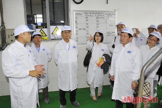Ngài đại sứ và đoàn nghe giới thiệu về công nghệ vắt sữa