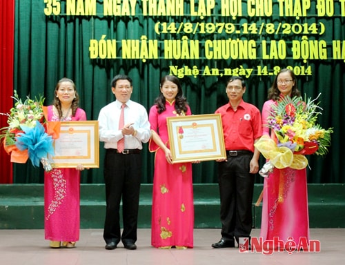 Đồng chí Hồ Đức Phớc, Bí thư tỉnh ủy thừa ủy quyền Chủ tịch nước trao tặng bằng khen, Huân chương lao động hạng 3 cho Hội chữ thập đỏ tỉnh.