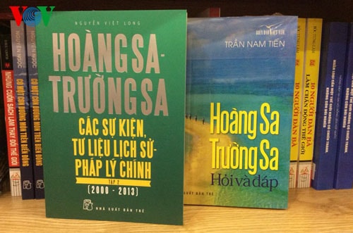 Những cuốn sách về Hoàng Sa, Trường Sa thu hút độc giả