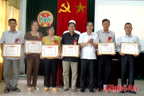UBND huyện trao giấy khen cho 6 hộ gia đình hội viên nông dân tiểu biểu trong phong trào nông dân thi đua kinh doanh sản xuất giỏi