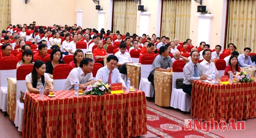 Các đại biểu tham dự buổi lễ.