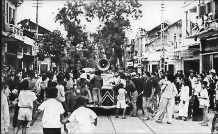 Xe loa phát lệnh Tổng khởi nghĩa Cách mạng tháng Tám năm 1945 tại Hà Nội. Ảnh tư liệu