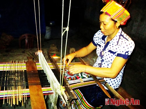 Chị Lương Thị Hiệp bên khung cửi.