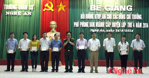 Thượng tá Nguyễn Văn Bình, Hiệu trưởng nhà trường trao chứng chỉ cho các học viên.