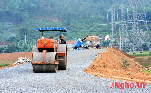 Nâng cấp hệ thống đường giao thông đến xã miền núi Nam Lộc. Ảnh: Sỹ Minh