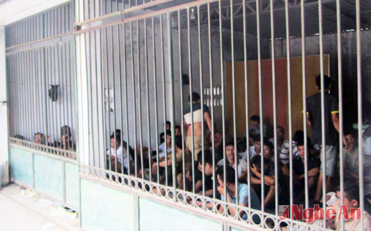 Các đối tượng tham gia đánh bạc bằng hình thức chọi gà đang bị tạm giữ tại Công an huyện Nam Đàn.